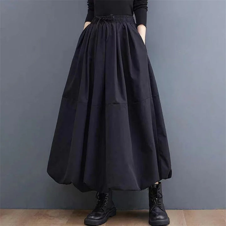 Jupe ballon noire design unique pour femmes, coupe ample et moderne. Confortable et élégante pour toutes silhouettes.