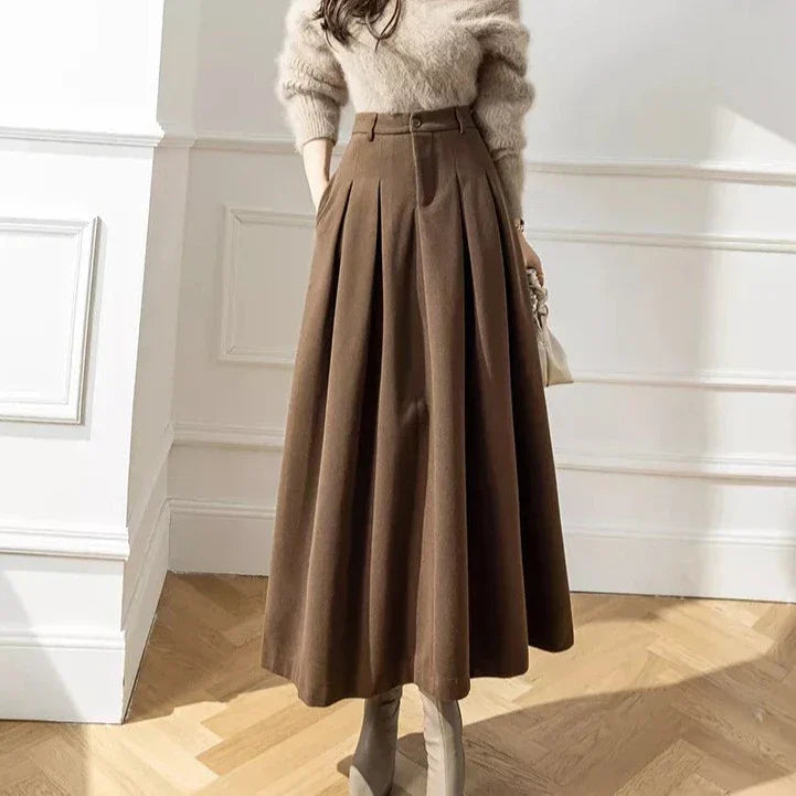 Jupe femme élégante, style intemporel. Idéale pour tenue professionnelle ou look chic.