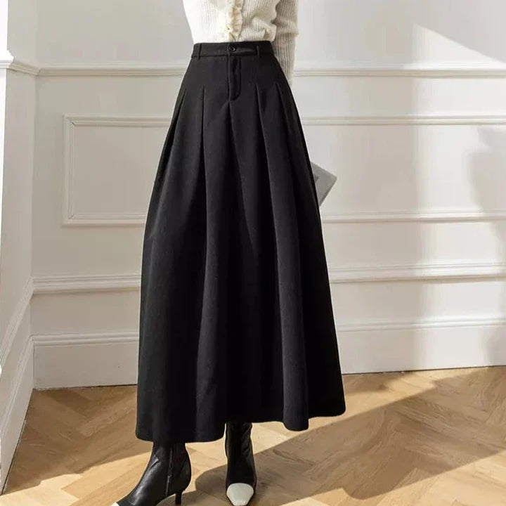 Jupe classique noire femme, idéale pour un style intemporel. Vêtement chic et polyvalent pour toute occasion.