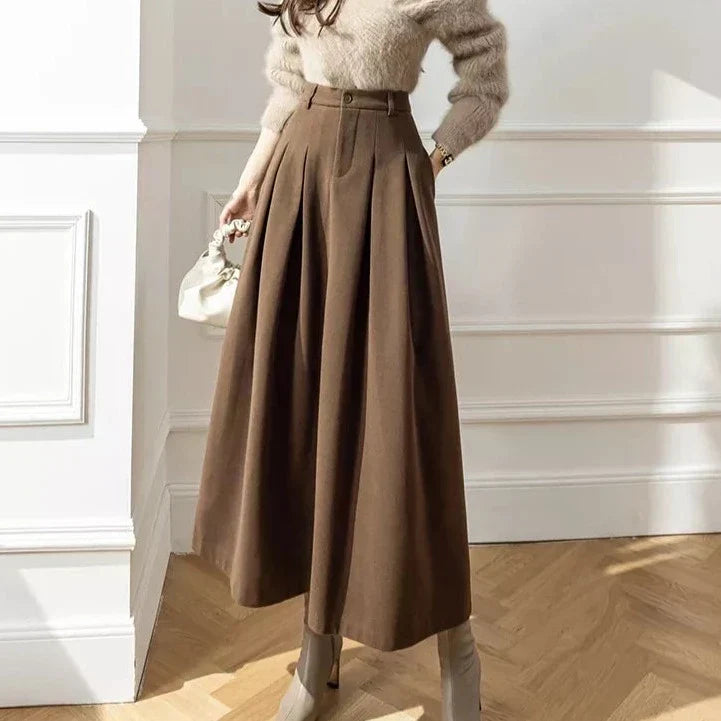 Jupe midi marron classique pour femme, coupe sophistiquée. Parfaite pour un style intemporel et mode.