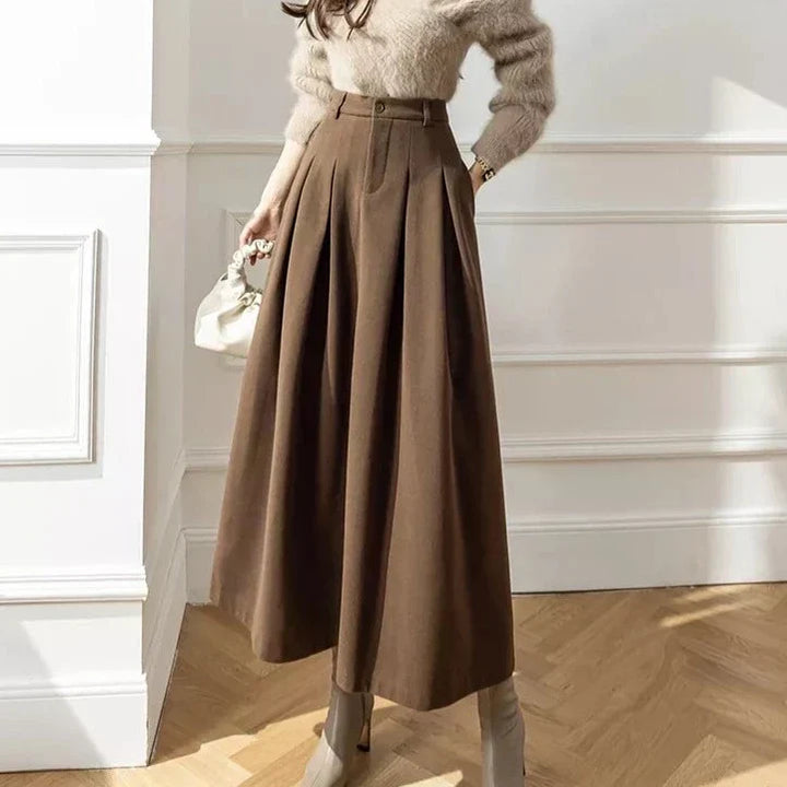 Jupe midi marron classique pour femme, coupe sophistiquée. Parfaite pour un style intemporel et mode.