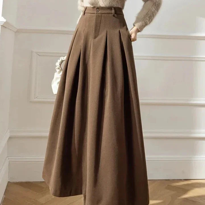 Jupe noire chic femme, élégante et polyvalente. Vêtement femme intemporel, idéal pour le bureau.