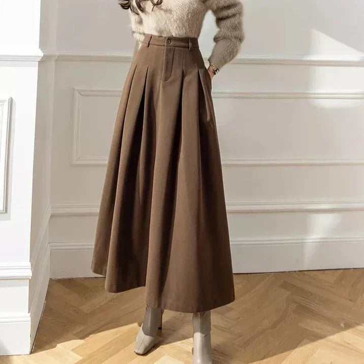 Jupe femme élégante en mouvement, design intemporel. Parfaite pour une allure chic et professionnelle.