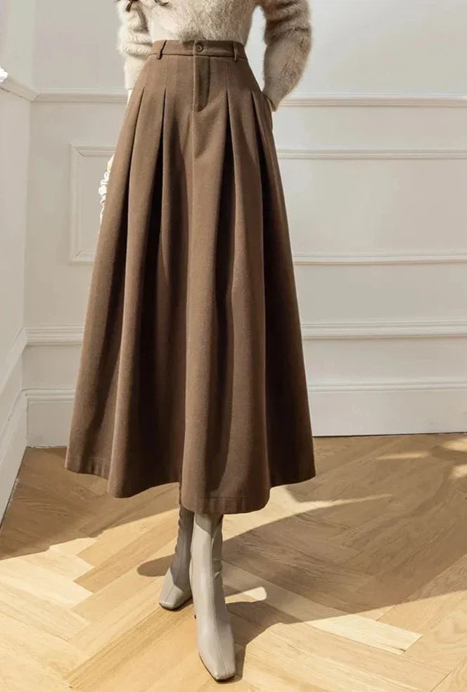 Détail d'une jupe classique femme, tissu de qualité. Style intemporel et confort sophistiqué.