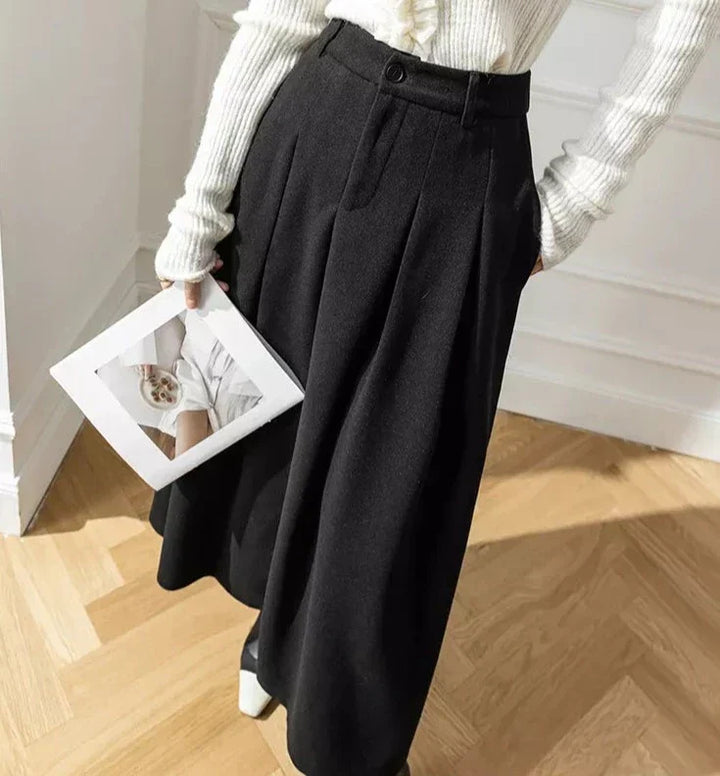 Modèle portant une jupe élégante femme noire. Tenue professionnelle et mode féminine intemporelle.
