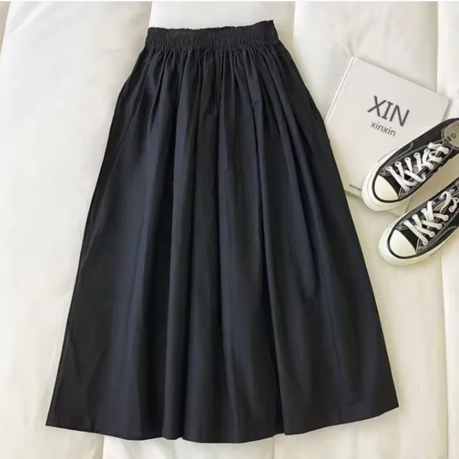 Jupe fluide femme à taille élastique, coupe évasée. Offre confort et élégance pour vos tenues de mode estivales.