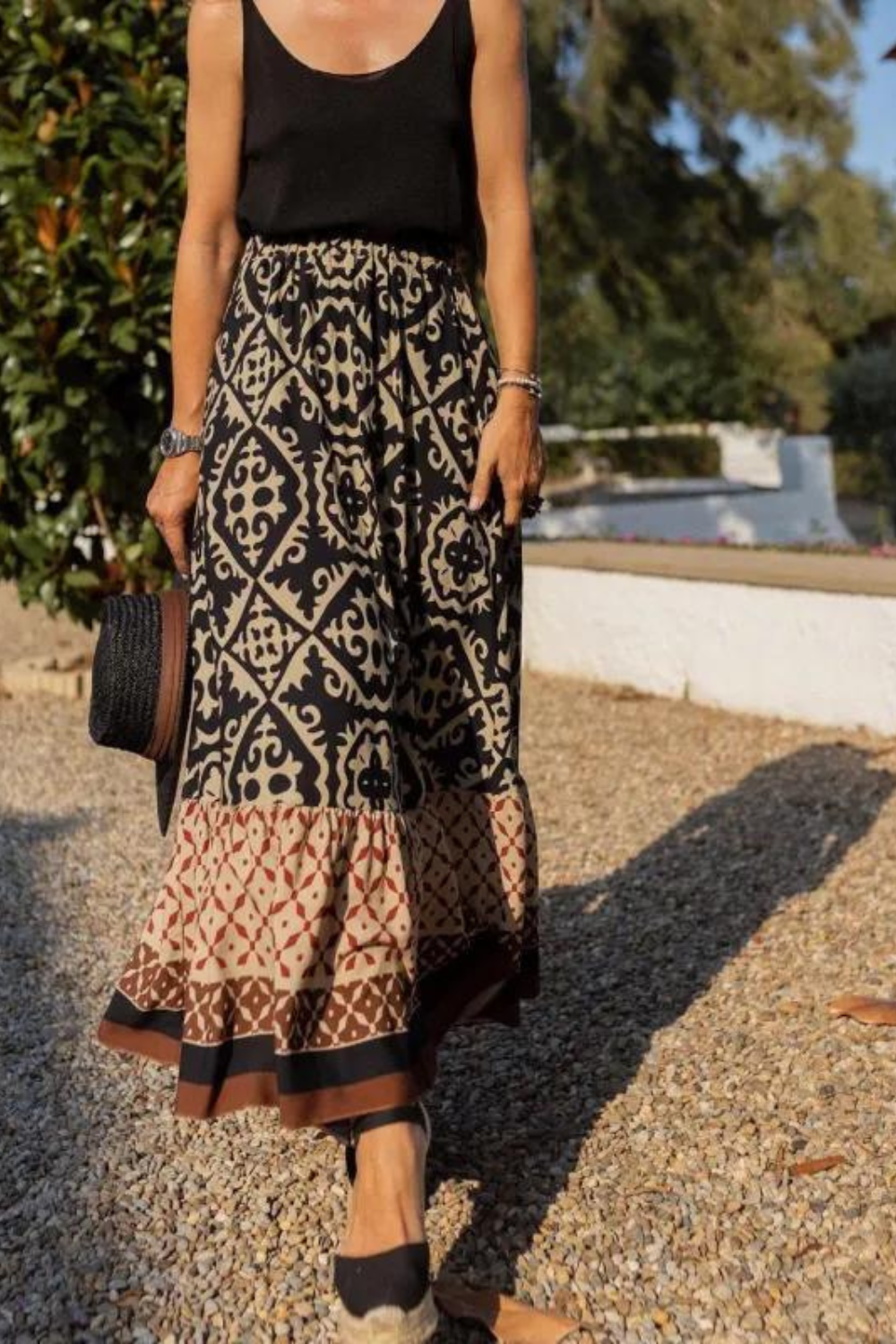 Jupe longue d'été Orla pour femme. Design fluide, motifs brodés et bordures en dentelle pour un look bohème.
