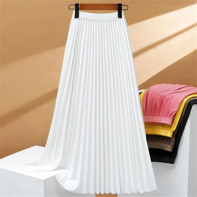 Jupe plissée longue taille haute femme. Chic et tendance, cette jupe extensible est idéale pour la mode printemps-été.