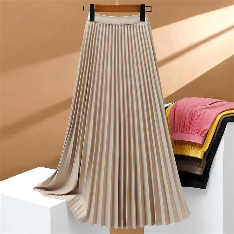 Jupe mode femme, longue plissée extensible taille haute. Un basique chic et polyvalent pour un look moderne et confortable.