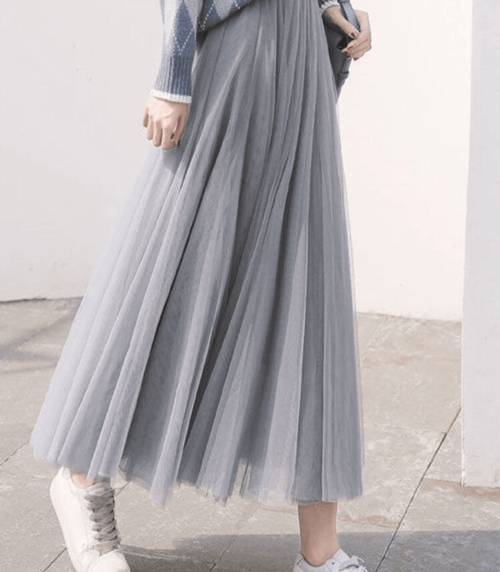 Femme portant une jupe longue taille haute confortable, idéale pour un look polyvalent et mode.