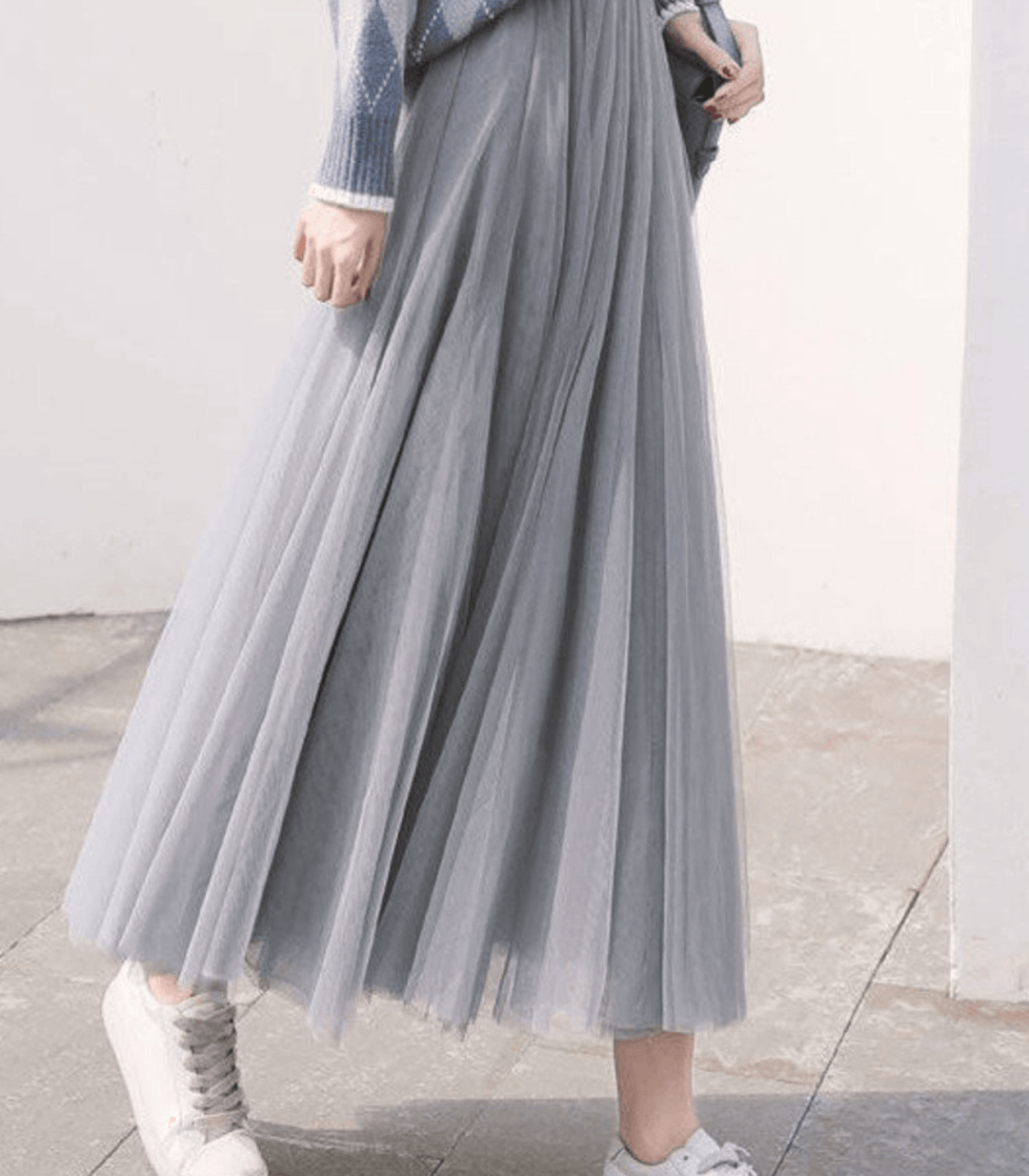 Femme portant une jupe longue taille haute confortable, idéale pour un look polyvalent et mode.