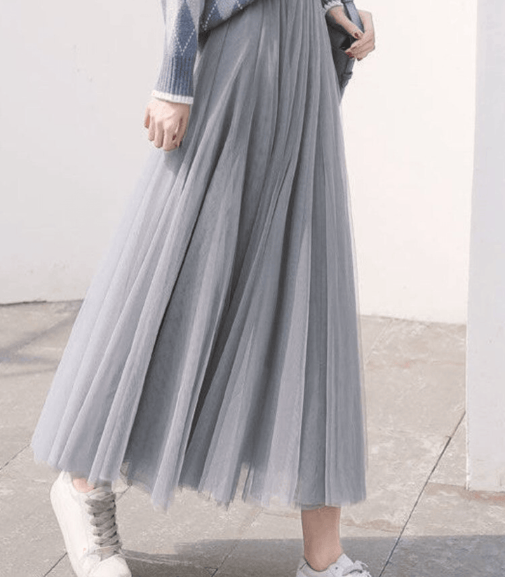 Femme portant une jupe longue taille haute confortable, idéale pour un look polyvalent et mode.