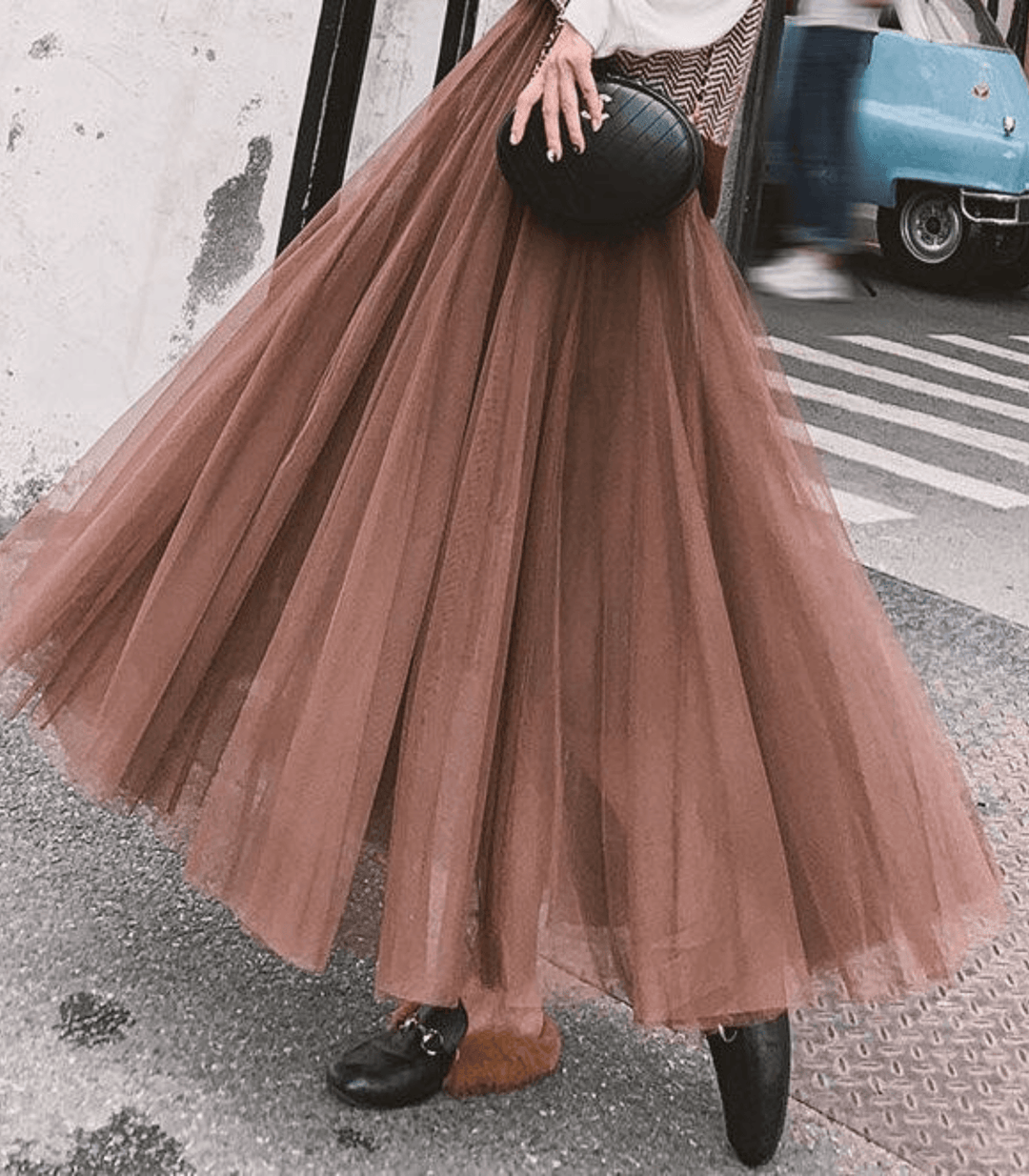 Détail d'une jupe longue chic pour femme, taille haute, mettant en valeur son design élégant et moderne.