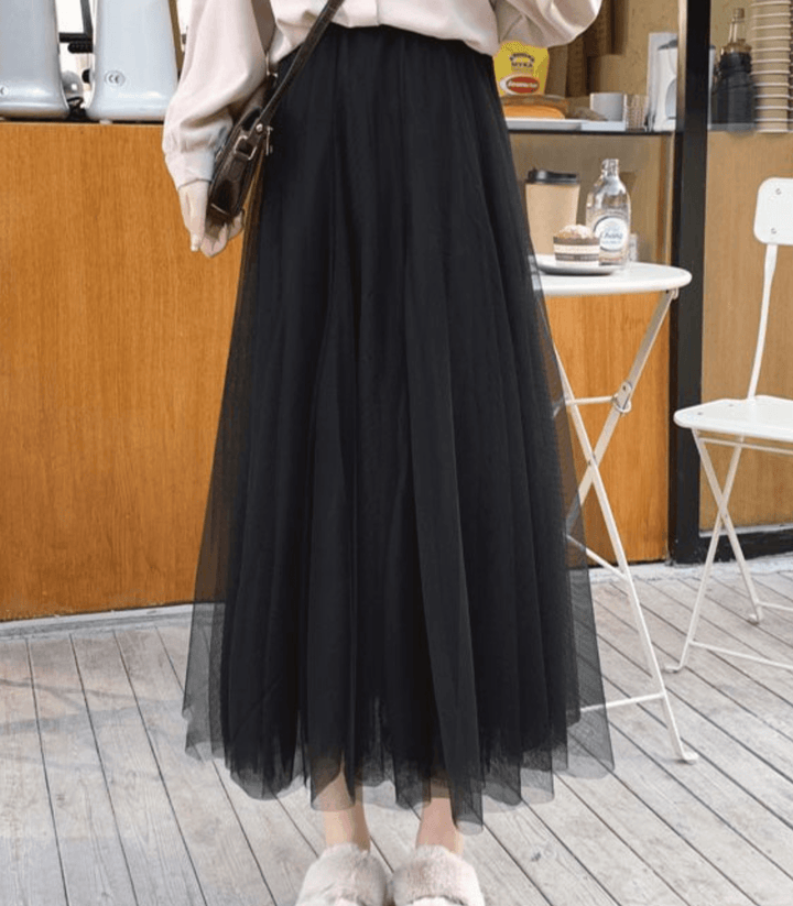 Silhouette d'une femme en jupe longue taille haute, look mode féminine, confortable et polyvalente.