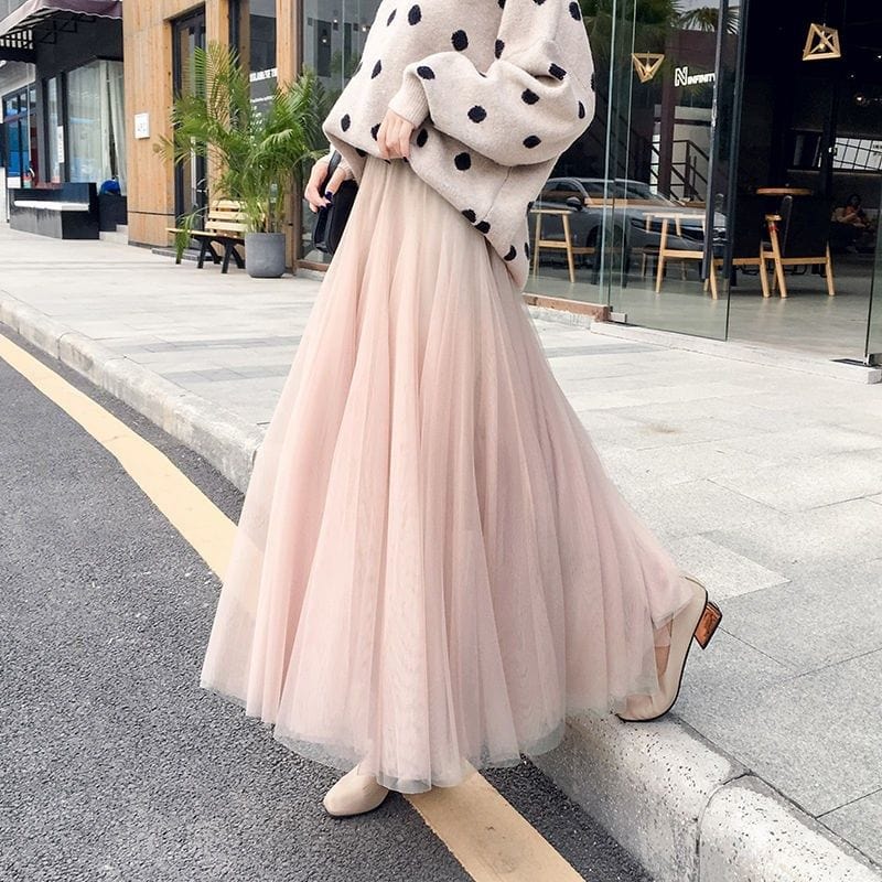 Jupe longue femme style maxi ou midi évasée. Taille haute élégante, idéale pour un look romantique estival.