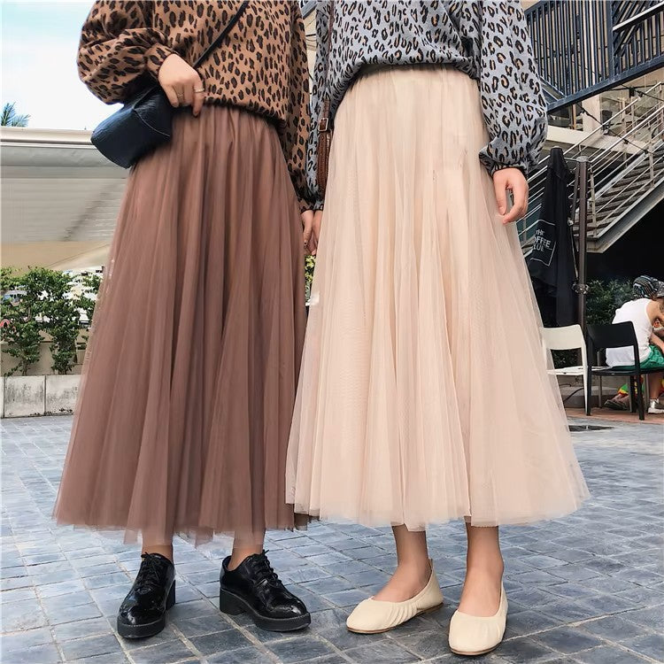 Jupe évasée longue femme, coupe élégante pour une silhouette fluide. Jupe maxi taille haute, style romantique.