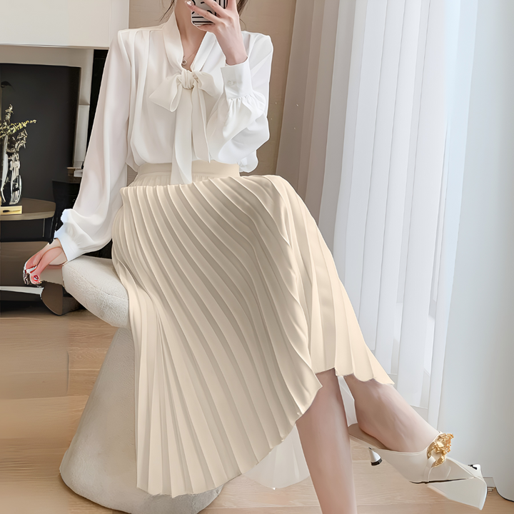 Jupe plissée mi-longue taille haute pour femme, coupe évasée. Un vêtement élégant et chic, parfait pour l'été.