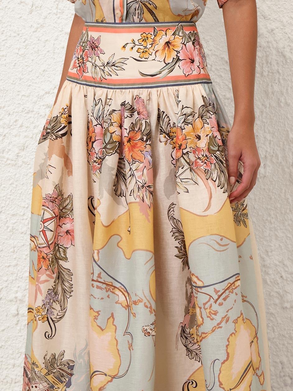 "Jupe midi Cindy élégante avec motifs floraux délicats pastel, charmante et féminine pour un look estival poétique."