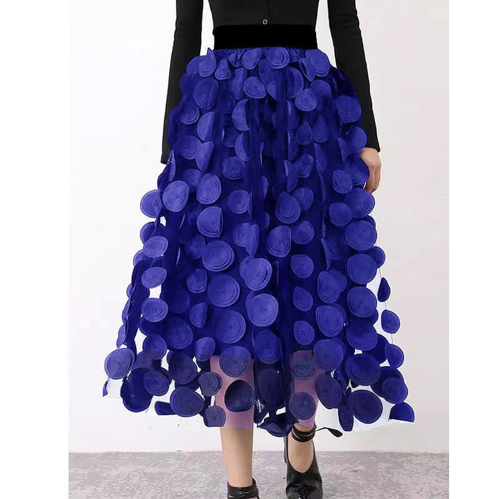 Vue de près du tissu en tulle et des motifs à pois de la jupe, illustrant la qualité et le motif raffiné.