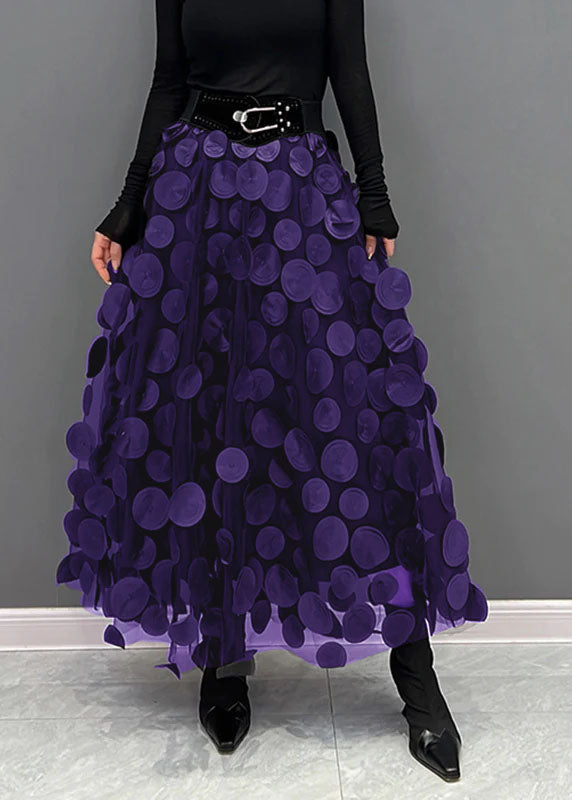 Jupe gracieuse en tulle noir à pois blancs, un vêtement moderne et chic pour toute occasion féminine.