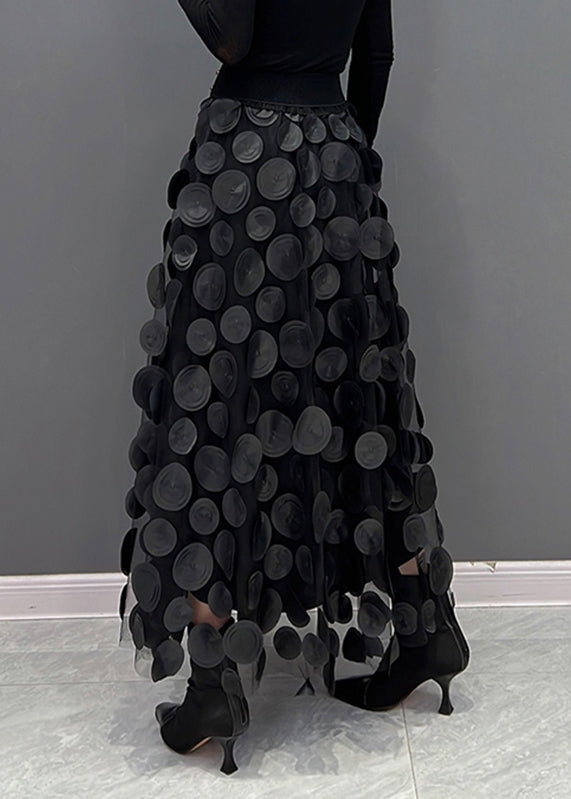 Jupe midi en tulle à pois, un vêtement polyvalent pour femme, alliant chic, modernité et grâce.