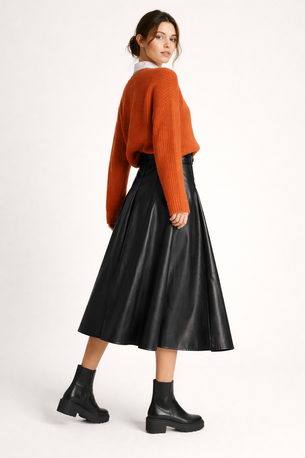 Jupe midi femme polyvalente effet cuir, noire. Un vêtement tendance et élégant pour toute occasion.