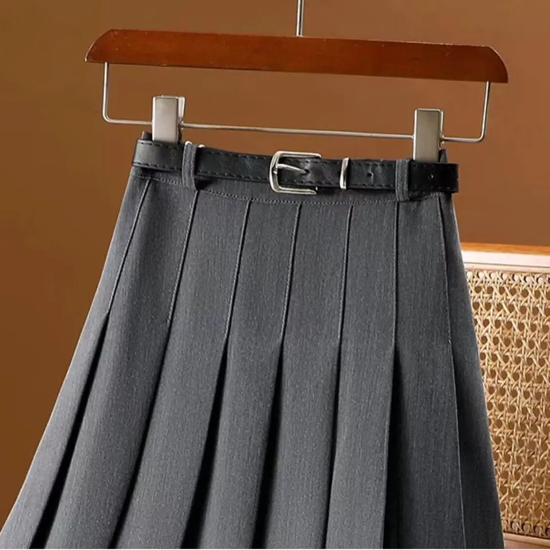 Jupe midi plissée femme noire, vêtement polyvalent et mode, parfait pour l'été ou un style chic.