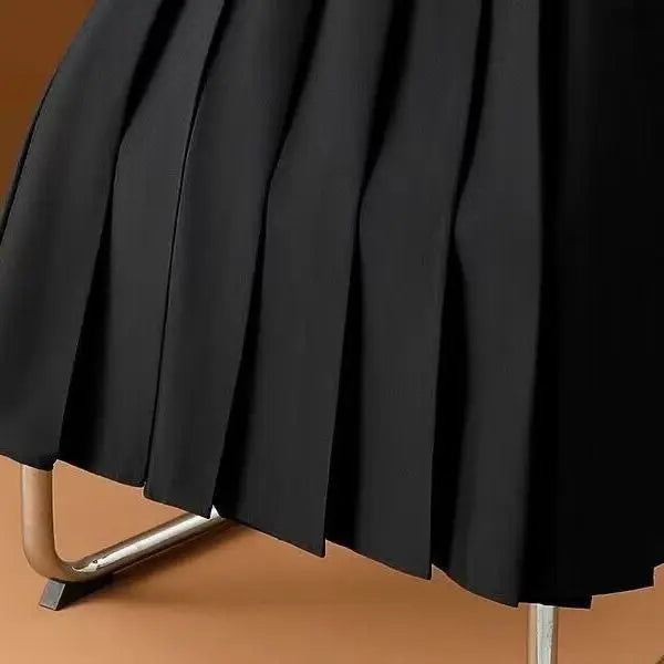 Modèle de jupe plissée midi grise avec ceinture. Tenue élégante et moderne pour femme, très confortable.