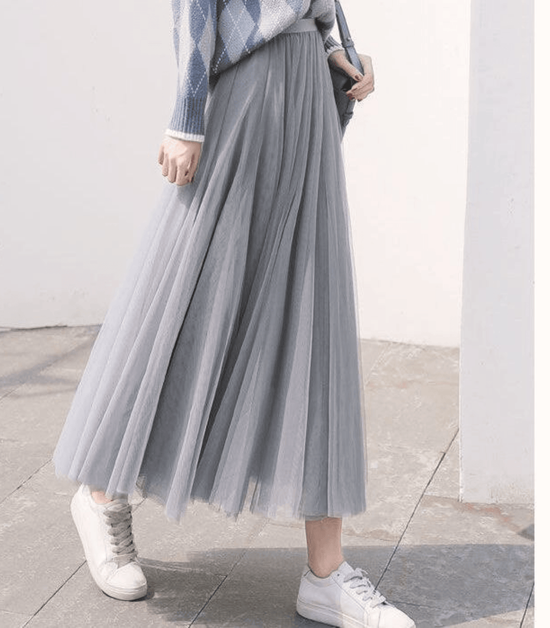 Jupe tulle taille haute, fluide et élégante.  Modèle léger et confortable, idéal pour diverses occasions.