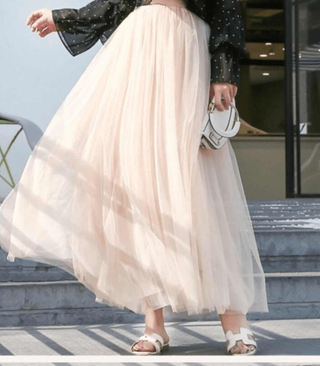 Jupe tulle taille haute, fluide et élégante.  Modèle léger et confortable, idéal pour diverses occasions.