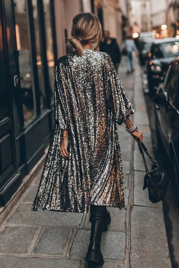 Kimono élégant à paillettes avec manches cloches, pour un look festif et tendance.