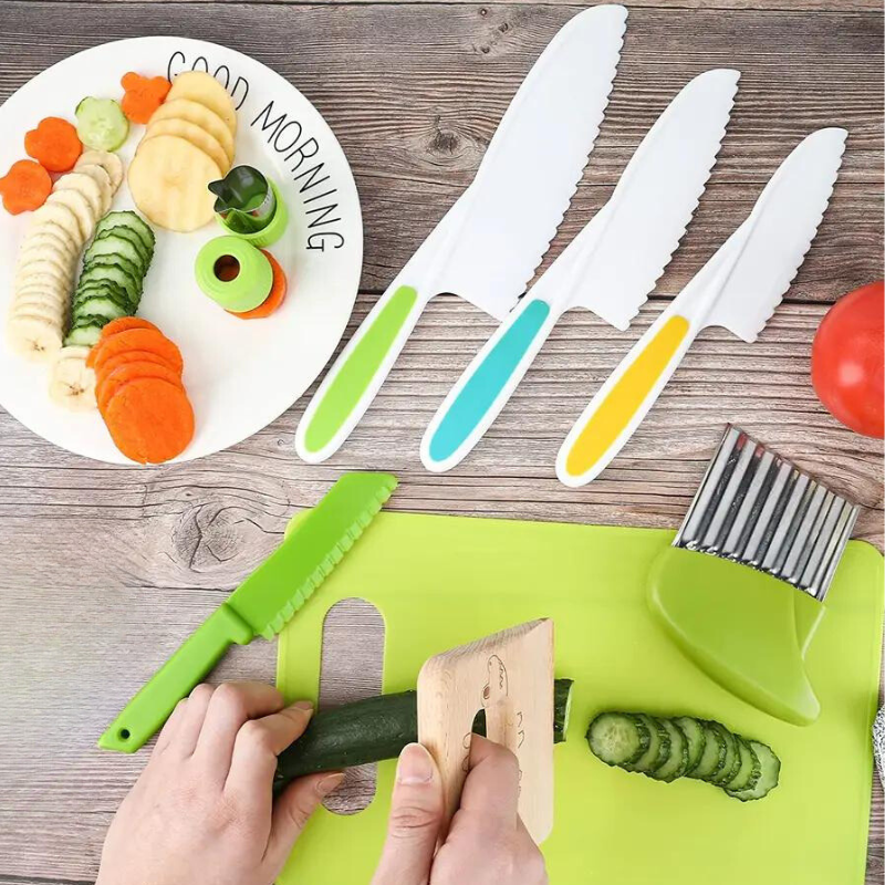 Kit d'ustensiles de cuisine MiniChef pour enfants, coloré avec motifs amusants, conçu pour sécurité et créativité des petits 