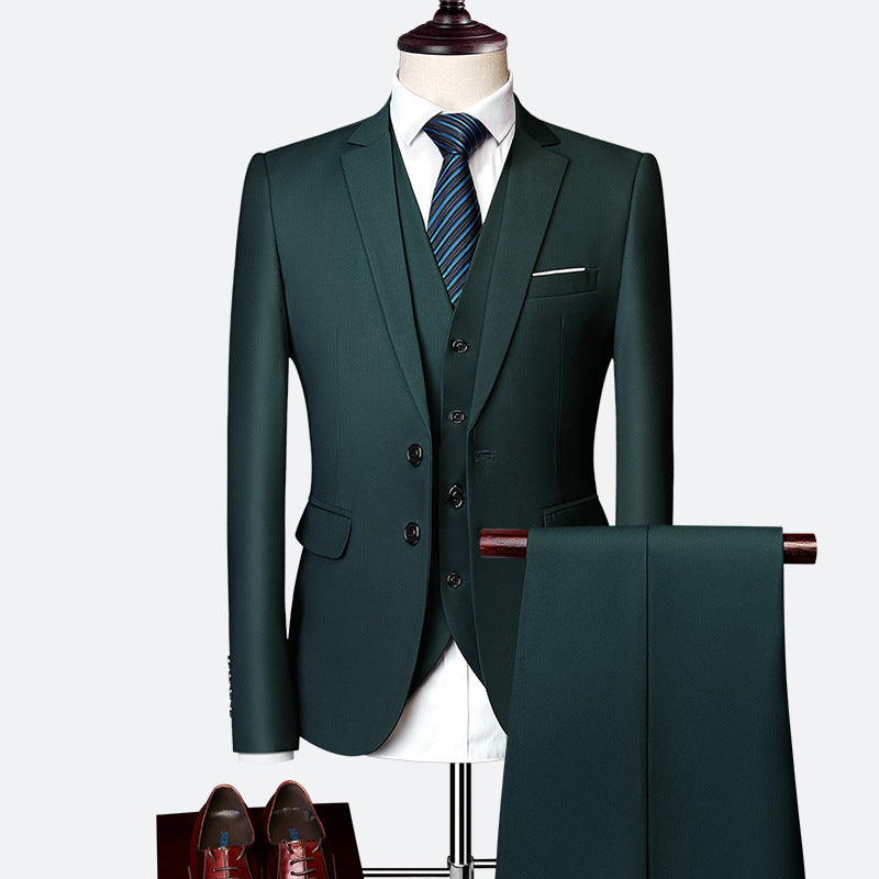 Ensemble 3 pièces pour homme, vêtement formel et élégant. Veste de costume, gilet, pantalon habillé. Mode chic.