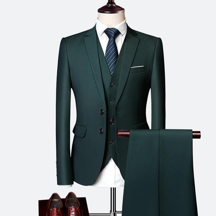 Ensemble 3 pièces pour homme, vêtement formel et élégant. Veste de costume, gilet, pantalon habillé. Mode chic.