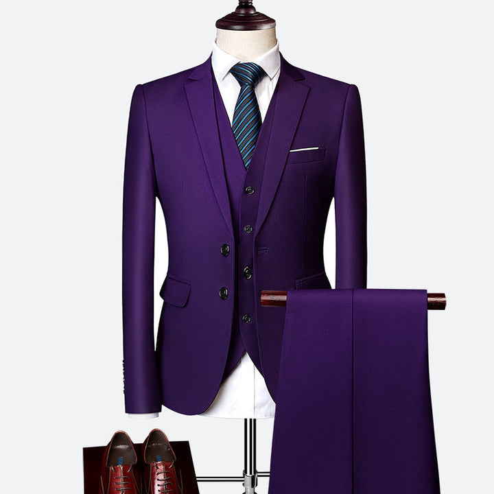 Costume de mariage homme 3 pièces. Tenue complète avec veste élégante, gilet et pantalon pour cérémonie festive.