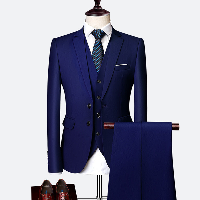 Costume homme 3 pièces classique noir, parfait pour cérémonie, mariage ou événement d'affaires. Style intemporel.