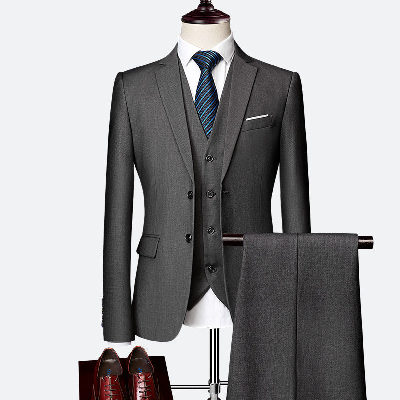 Costume homme affaires 3 pièces, style classique. Veste cintrée, pantalon droit, gilet élégant. Mode masculine.