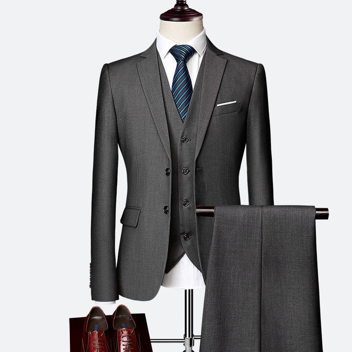 Costume homme affaires 3 pièces, style classique. Veste cintrée, pantalon droit, gilet élégant. Mode masculine.