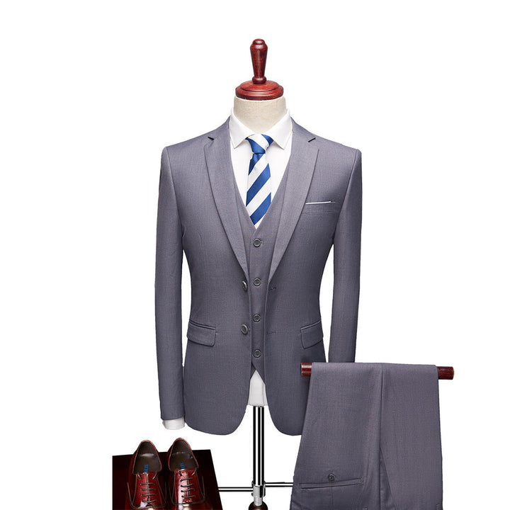 Vêtement de cérémonie homme : costume 3 pièces chic pour mariage. Comprend veste, gilet et pantalon formel.