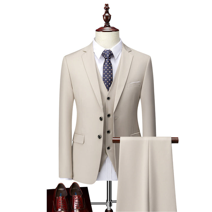 Costume homme élégant, 3 pièces formel. Détails soignés sur veste, gilet et pantalon habillé. Pour occasions spéciales.