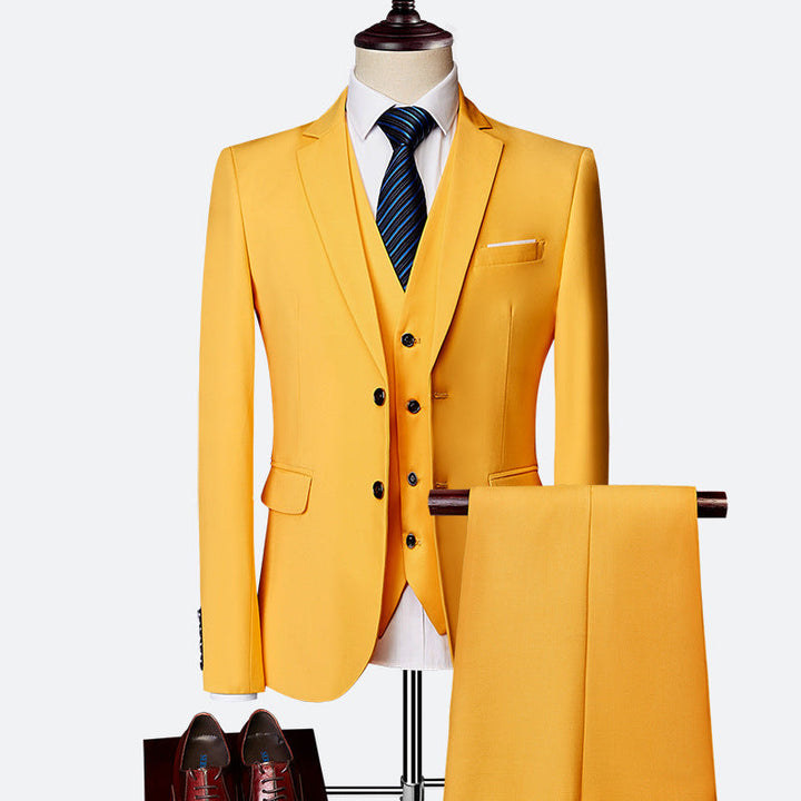 Costume homme 3 pièces moderne, coupe ajustée. Veste, gilet, pantalon formel pour un look élégant et sophistiqué.