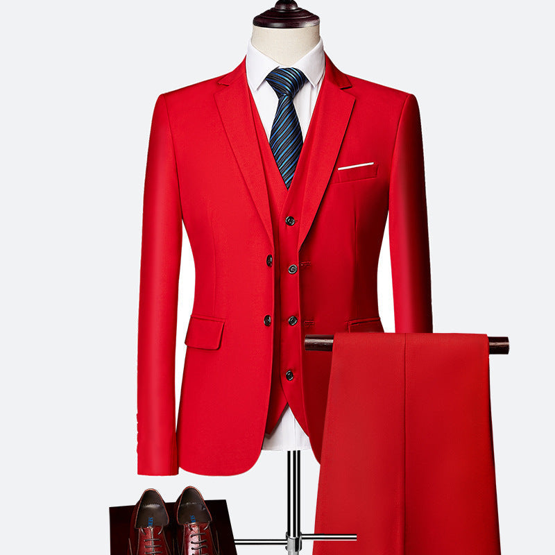 Tenue habillée homme : costume 3 pièces de qualité, incluant veste, gilet et pantalon. Élégance assurée.