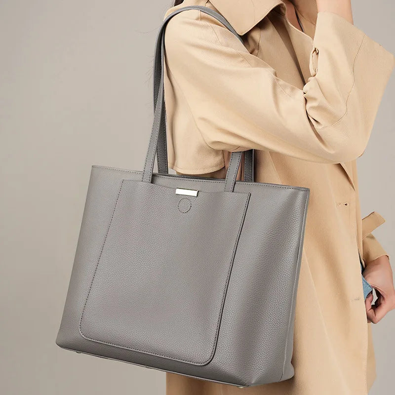 Sac en cuir gris élégant pour femme, parfait pour le quotidien, le travail ou les cours.