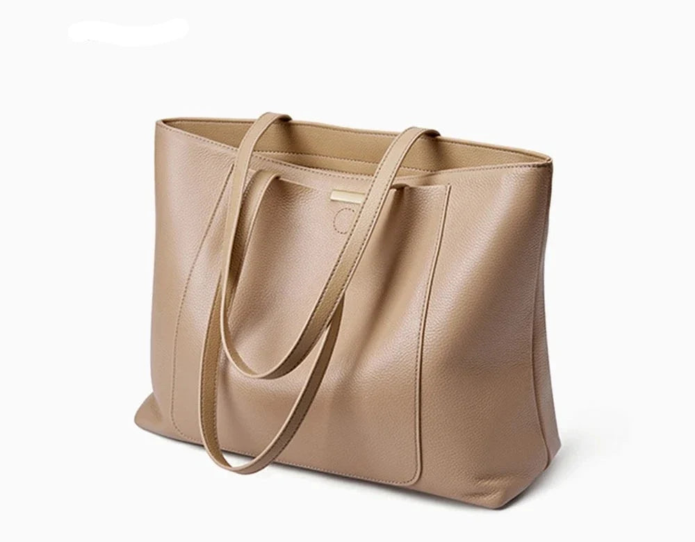 Sac à main femme en cuir beige, avec compartiments pour une organisation facile, usage quotidien.