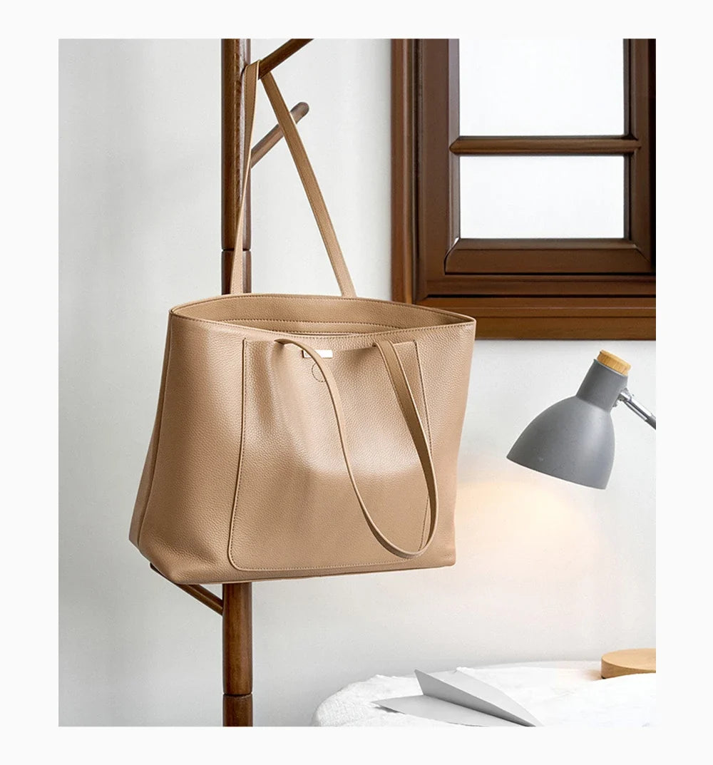Sac de travail élégant en cuir gris pour femme, idéal pour ranger essentiels de bureau et cours.