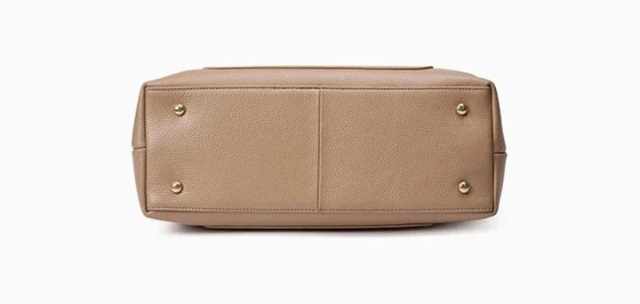 Sac à main en cuir beige élégant pour femme, un choix chic et pratique pour le bureau ou les études.