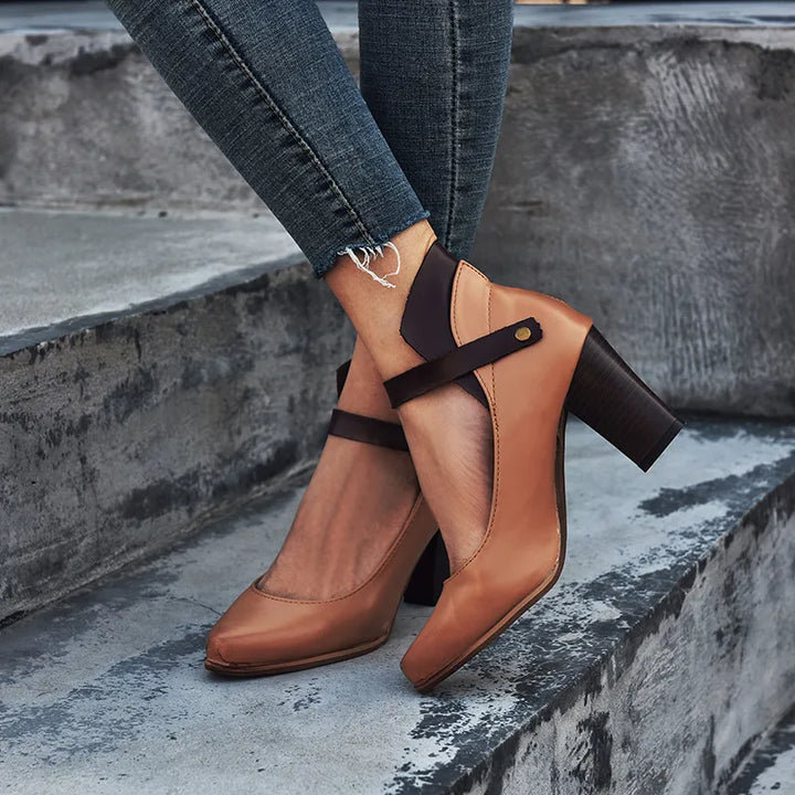 Chaussures femme à talon bloc marron, avec boucle réglable pour un ajustement parfait et une stabilité accrue.