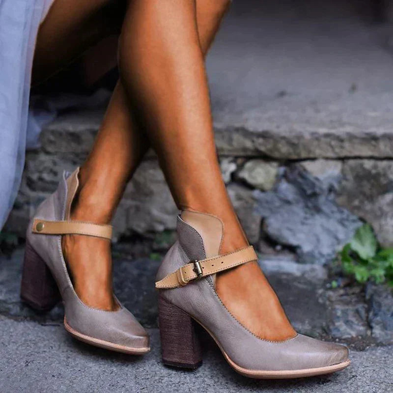 Escarpins à talon haut bloc gris, alliant élégance et confort durable pour les femmes actives.