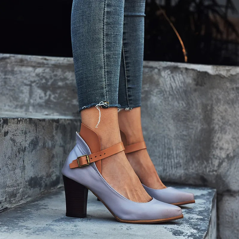 Chaussures à talon bloc violettes, conçues pour la stabilité et le confort sans sacrifier l'élégance.
