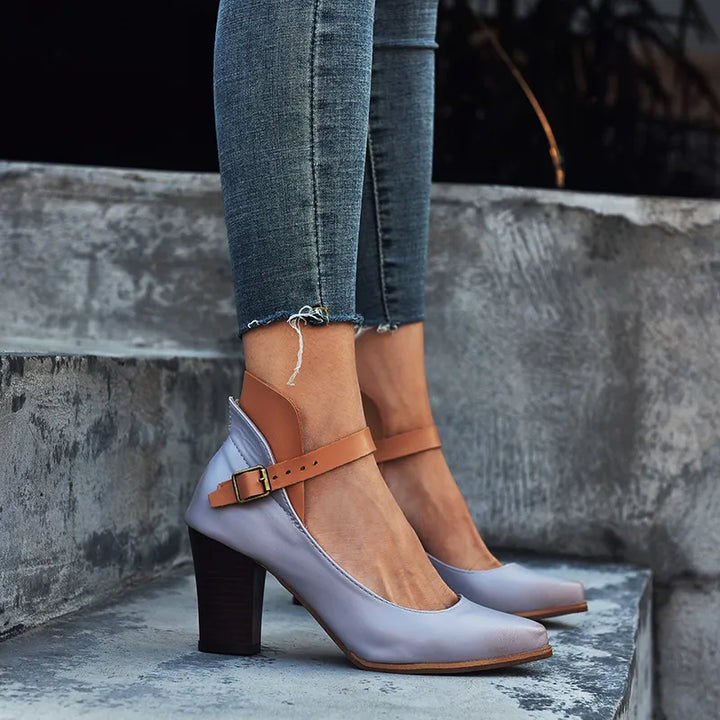 Chaussures à talon bloc violettes, conçues pour la stabilité et le confort sans sacrifier l'élégance.